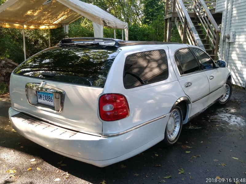 Illustration for article titled At $7,500, Would You Go To Town In This Custom 2000 Lincoln Town Car Station Wagon?